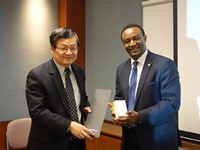 A 3-member delegation led by Prof. Ben Vinson III (right), Dean of the Columbian College of Arts and Sciences at George Washington University, US, visited CUHK on 29 May 2014 and met with Prof. Leung Yuen Sang (left), Dean of Arts, CUHK.
